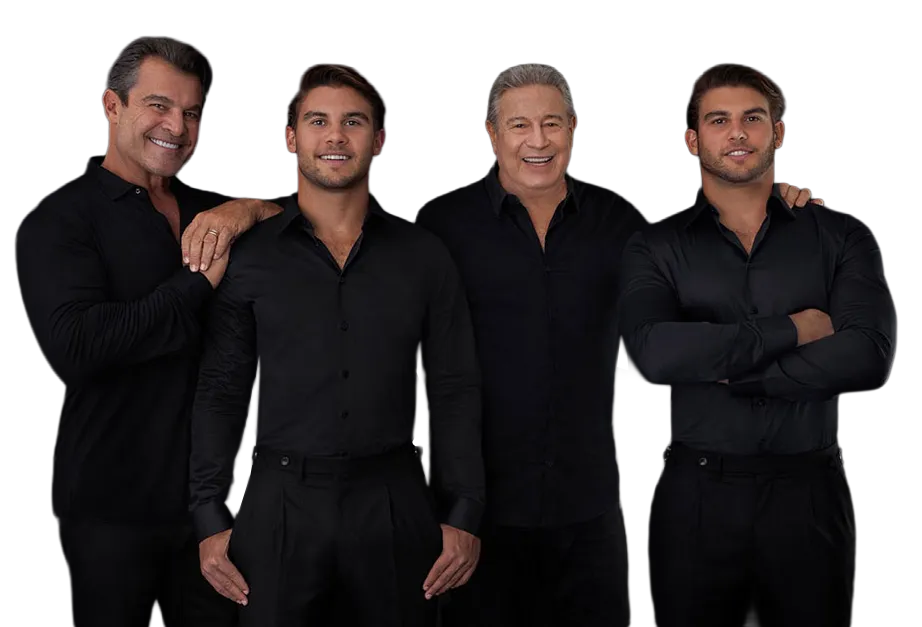 Artefacto — retrato en blanco y negro de cuatro hombres vestidos de negro sobre un fondo oscuro.