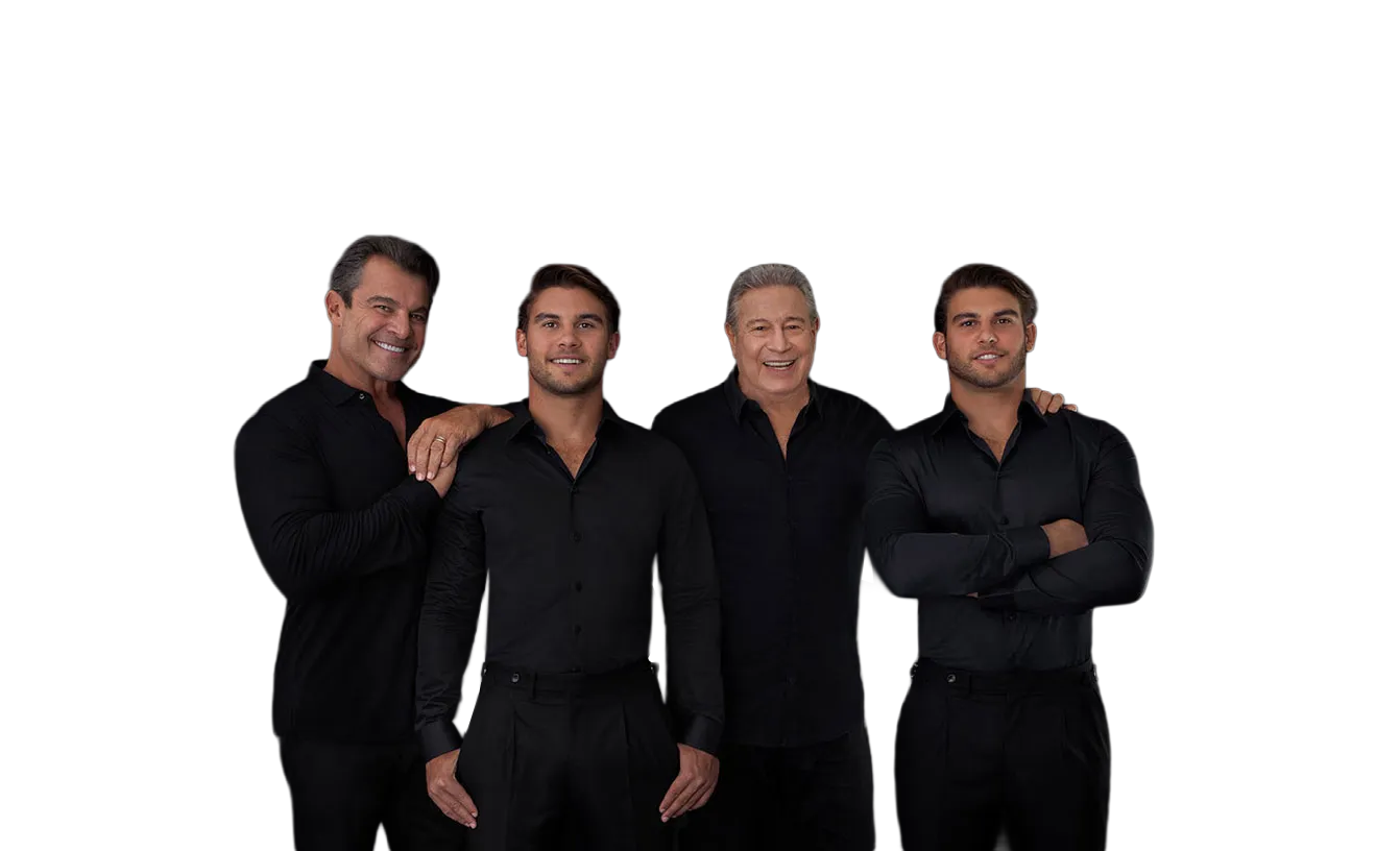 Artefacto — retrato en blanco y negro de cuatro hombres vestidos de negro sobre un fondo oscuro.