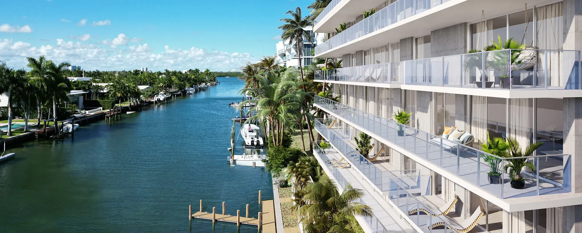 Un balcón privado que recorre el ancho de una residencia, con vistas a la bahía.