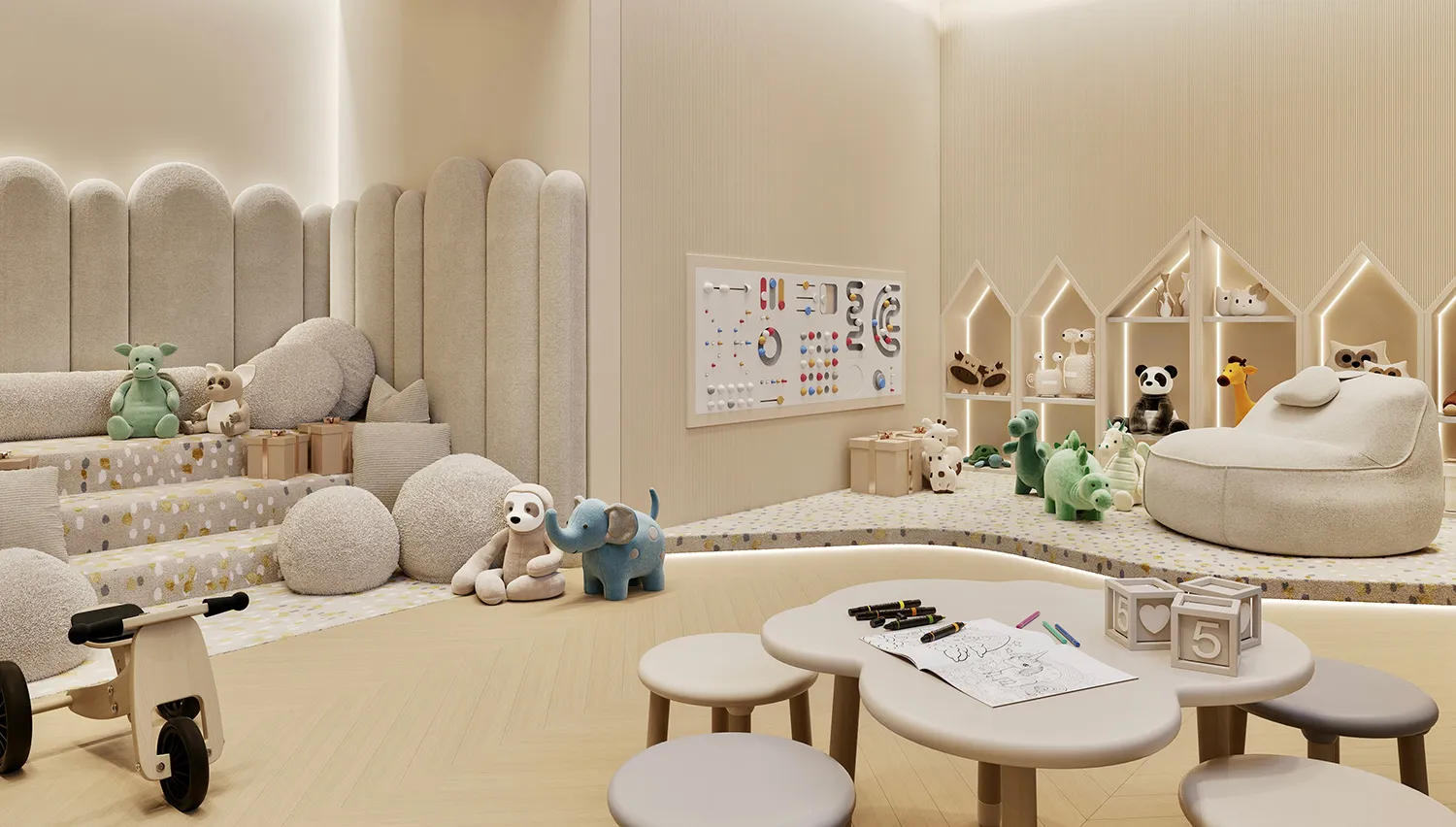 Imagen ilustrativa de la sala de juegos infantil: paredes acolchadas con arcos, peluches y mesas bajas junto a nichos en forma de casa.