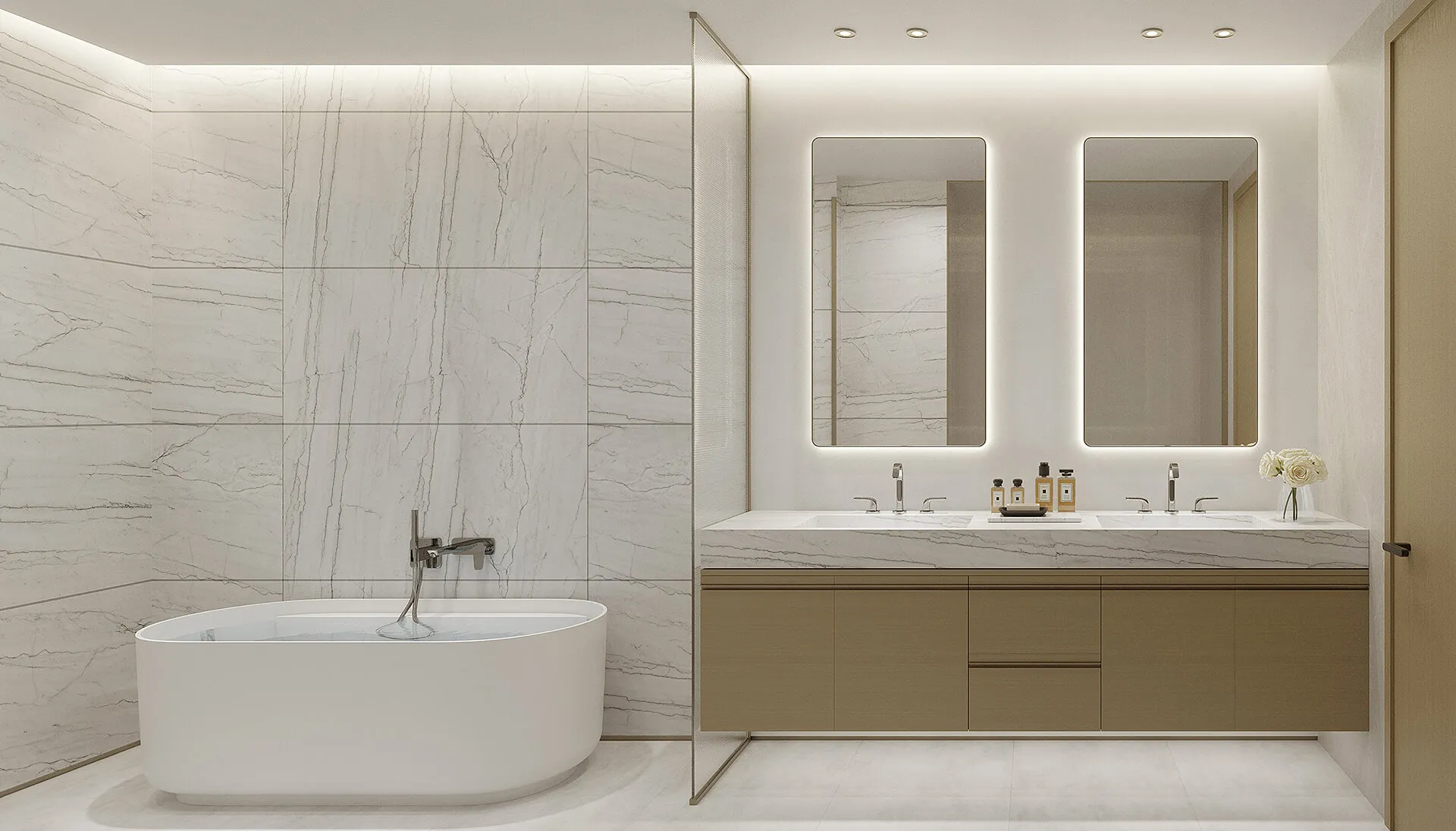 Baño principal en piedra veteada con bañera exenta, espejos gemelos iluminados y carpintería de madera cálida.