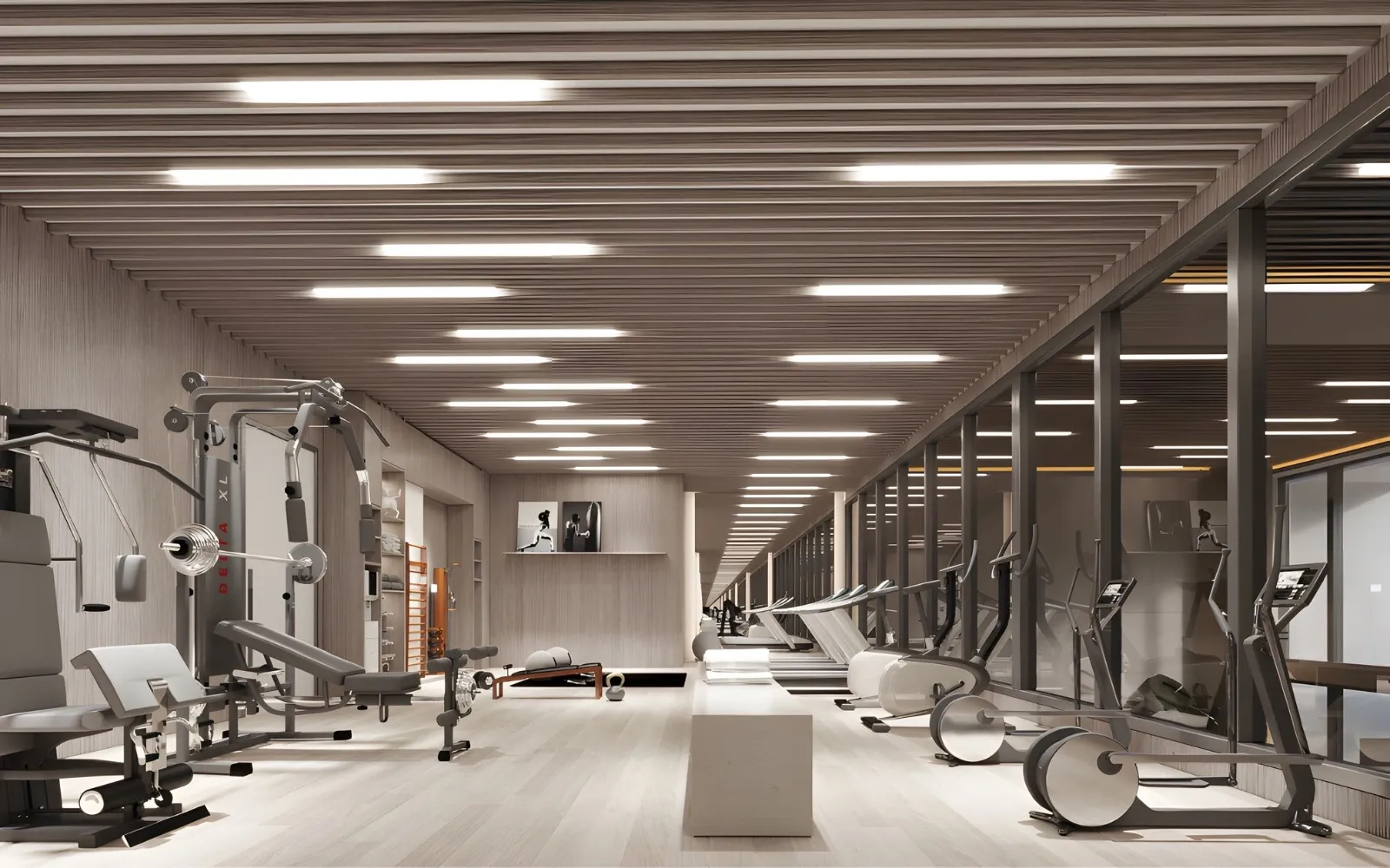 Render del gimnasio: máquinas de musculación y un banco sobre suelo de madera clara, una hilera de cintas de correr y elípticas junto a una pared con espejos, bajo un techo de madera listonada.
